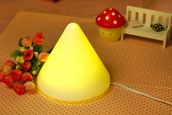 暖黄色发光小夜灯