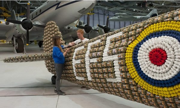 6500个鸡蛋盒打造的喷气式飞机