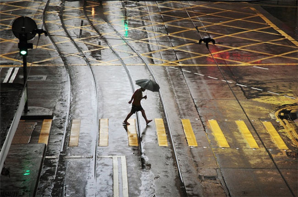 动人的雨中香港